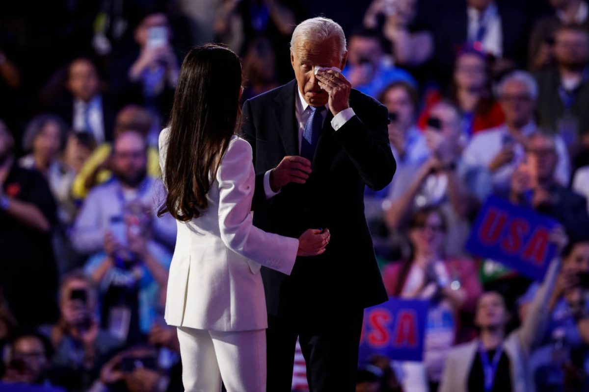 A megható pillanat: Joe Biden könnyek között búcsúzik a politikától