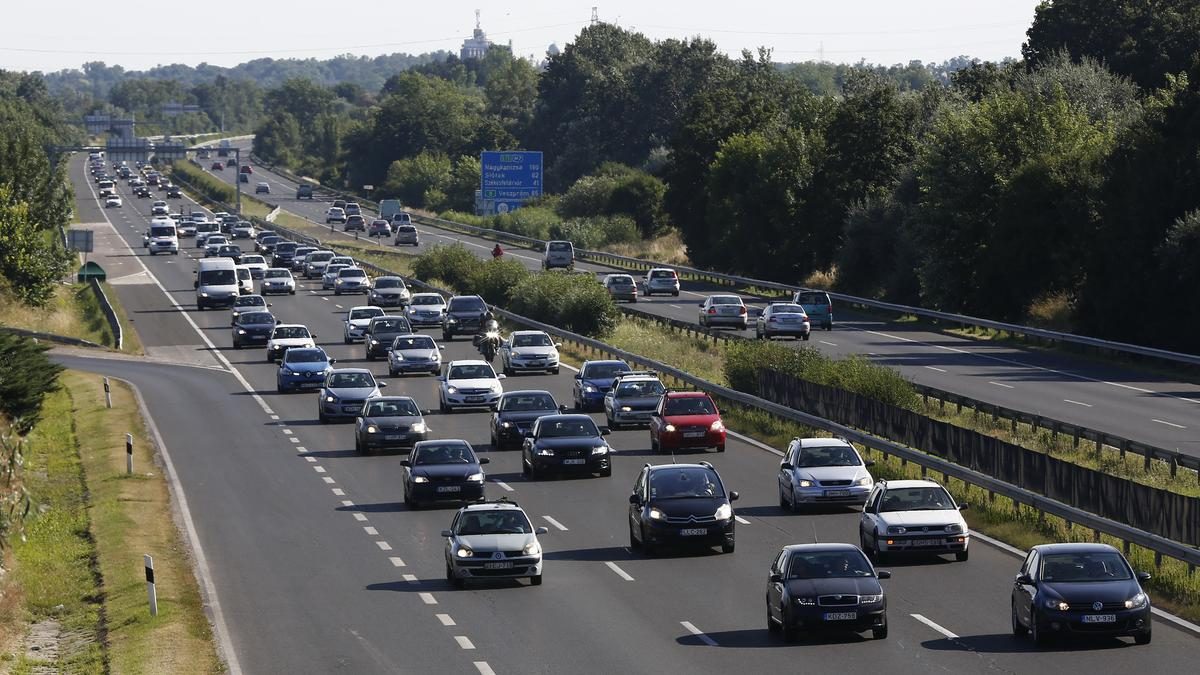 Káosz az M7-esen: irány a Balaton!