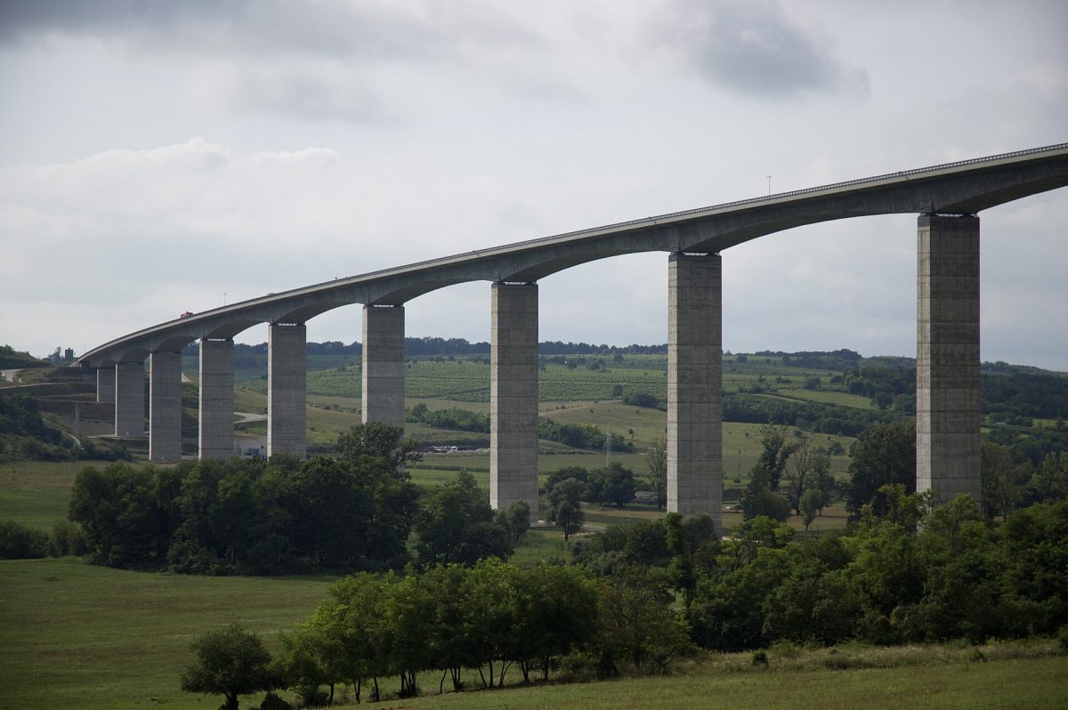 A Kőröshegyi viadukt lezárása: a hidat gyakorlatilag kiemelik a helyéről