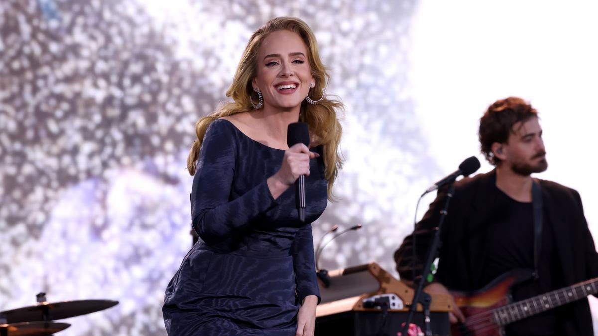 Adele koncerten jelentette be, hogy férjhez megy: bemutatta eljegyzési gyűrűjét