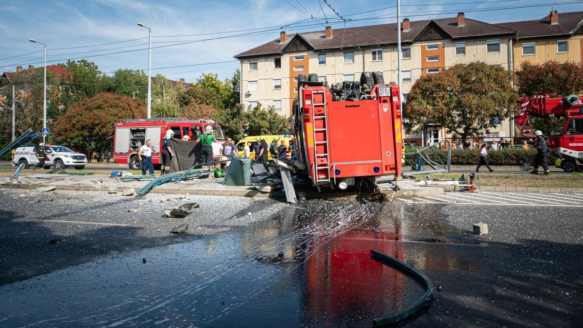 Tűzoltóautó baleset Szegeden: villamosmegálló romokban – sokkoló fotók a helyszínről