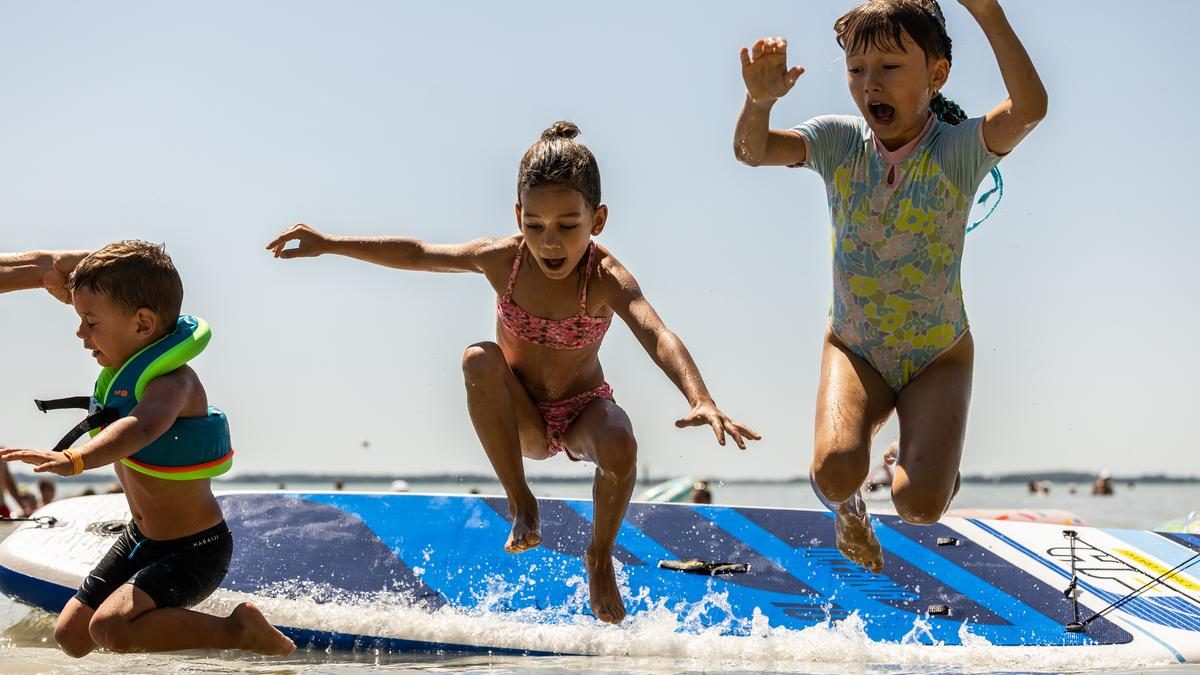 A Riviéra hangulata a Balatoni strandon: egy igazi királyi élmény!