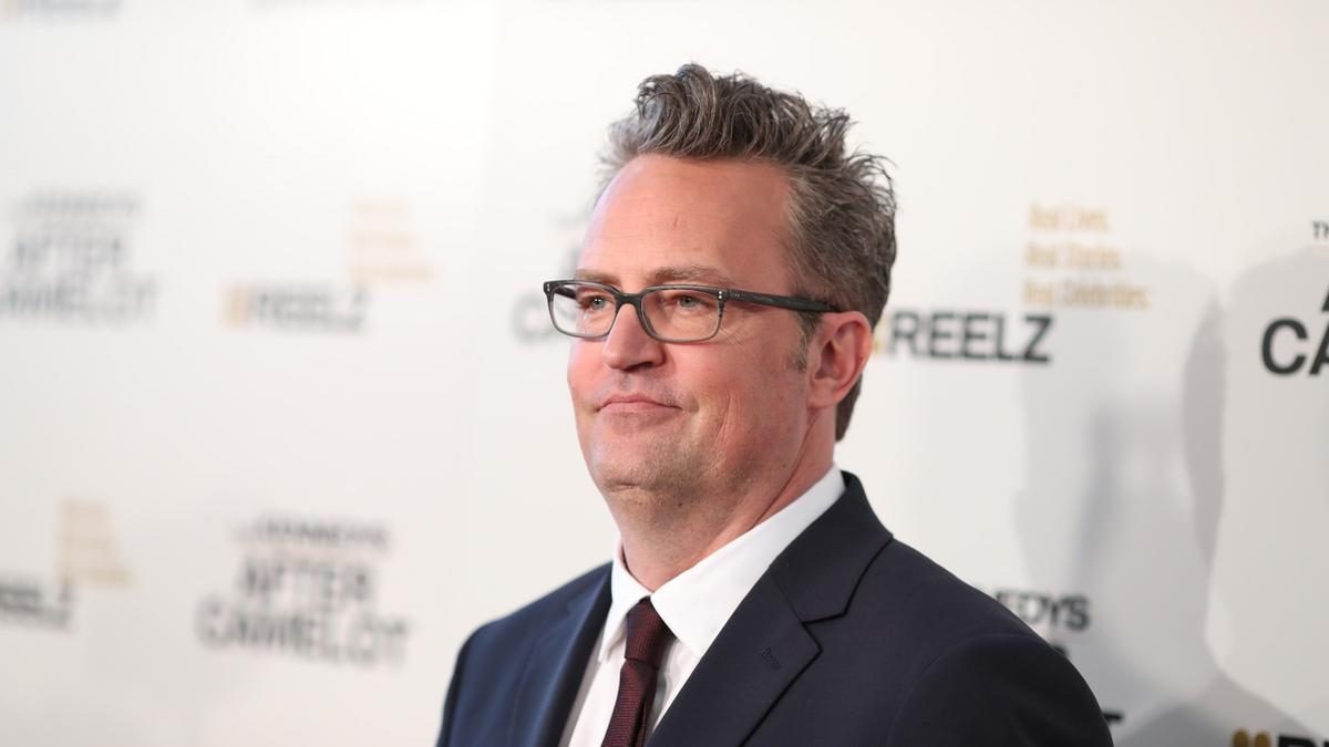 Megtévesztő hírek: Matthew Perry orvosának letartóztatása után újra munkába állhat