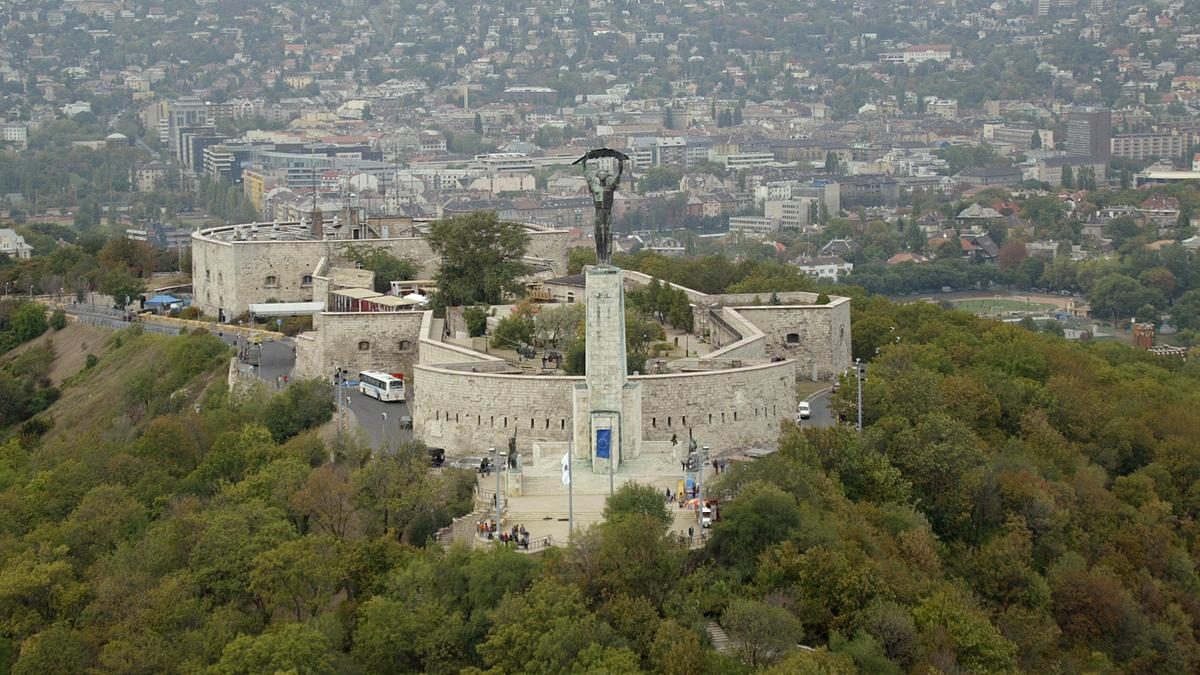 Kontroverz botrányok kavarognak a Szabadság-szobor körül: kereszt vagy kereszt nélkül?