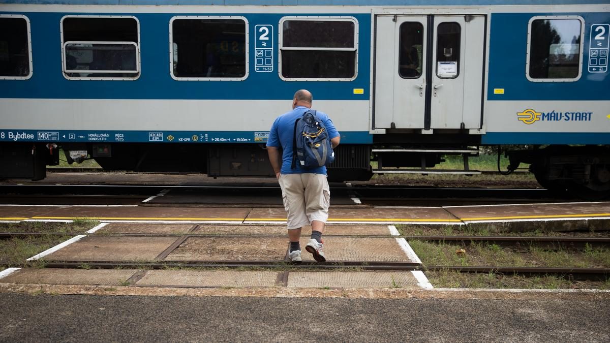 Brutális incidens a Békéscsaba felé közlekedő vonaton: Bliccelő kihajította a kalauznőt a fülkéből