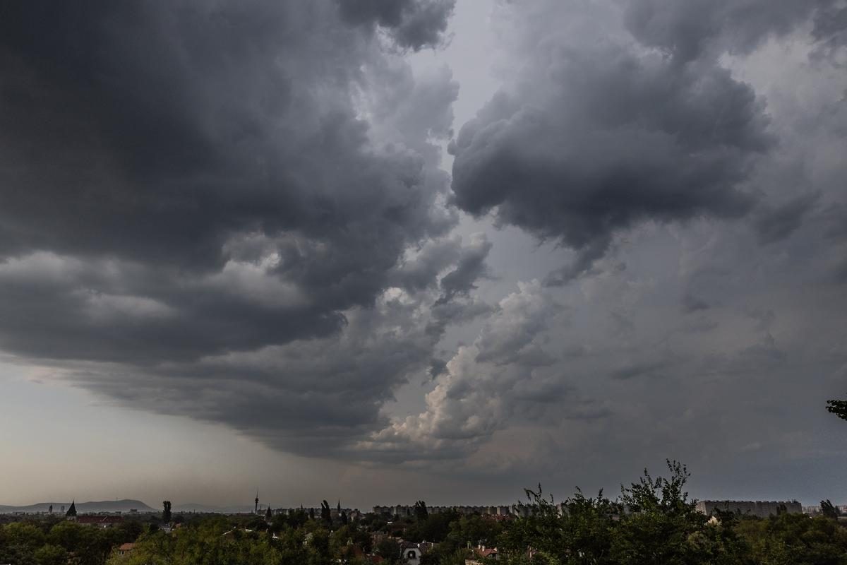 A brutális viharfelhők lenyűgöző látványt nyújtanak Budapest égen – fotókkal