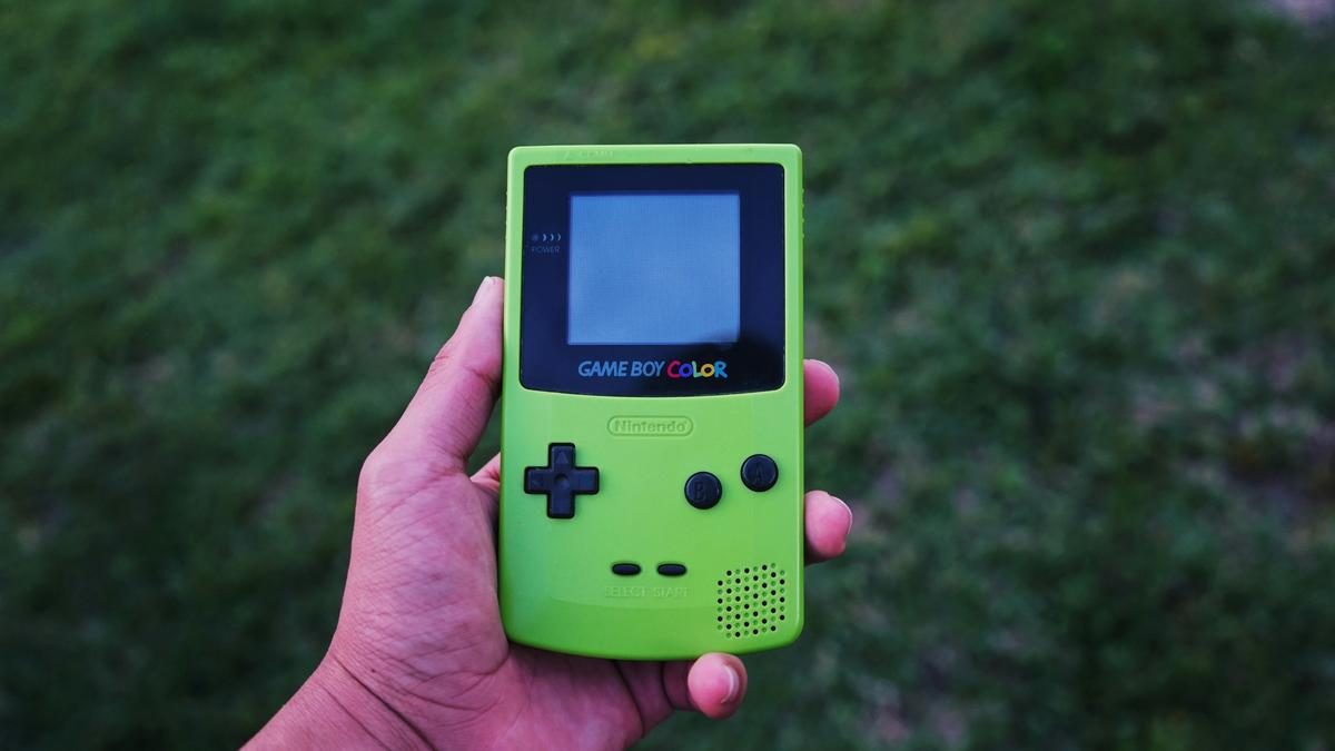 A “Game Boy áttörése: átlátszó dizájn és eltávolítható projektor