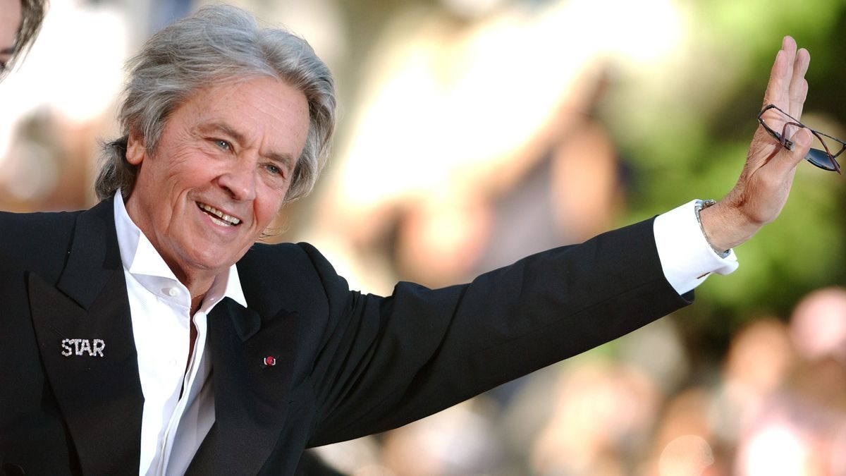 Alain Delon örök nyugalomra helyezve - Emlékezés fotókon