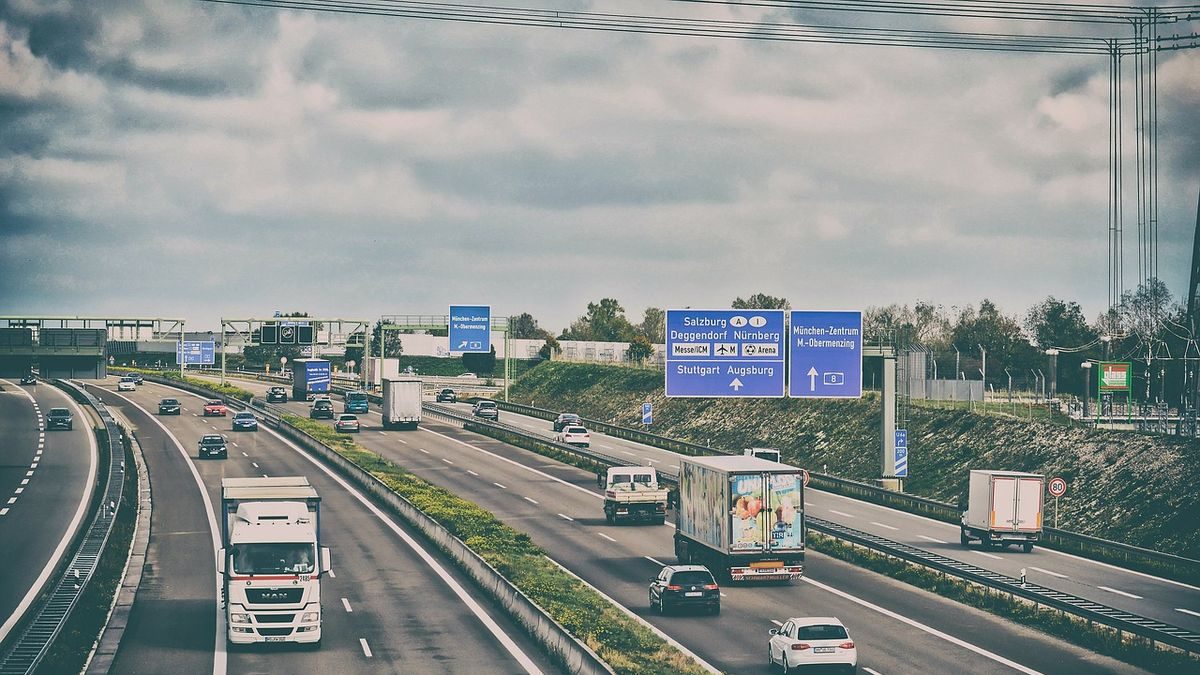 Forgalomkorlátozás az M1-es autópályán: hatalmas torlódás Budapest felé