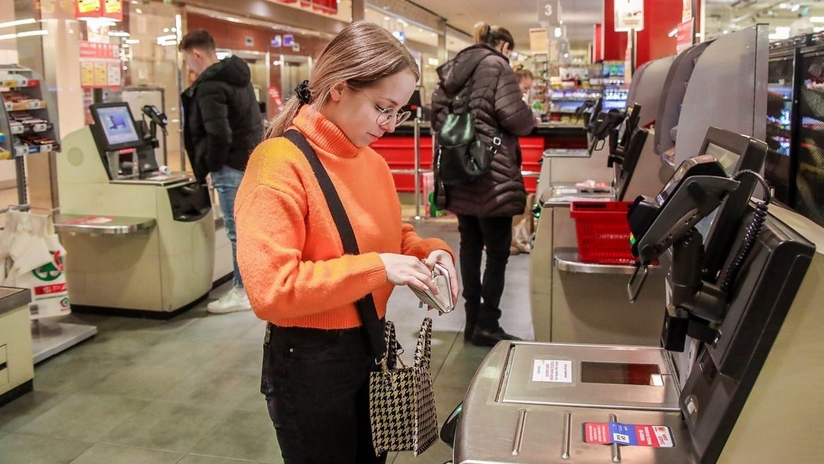 Max 10 árucikk: új szabály az önkiszolgáló kasszáknál, kiakadtak a vásárlók