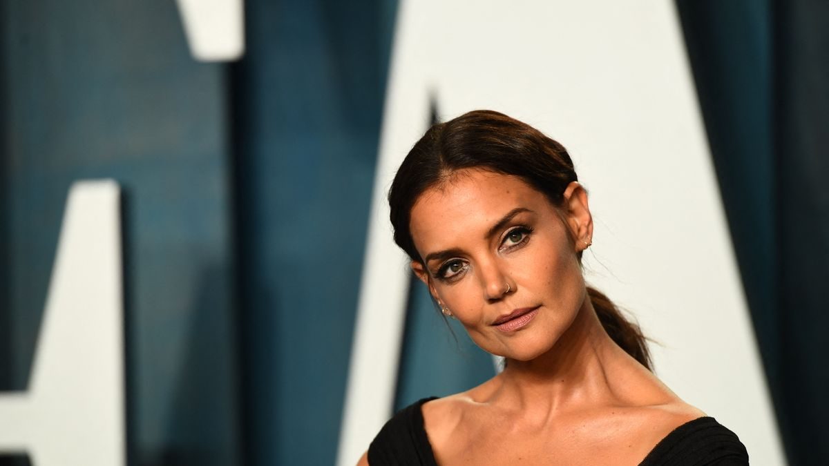 Katie Holmes stílusa: a Nanushka leopárdmintás ing megállíthatatlanul terjed a divatszcénában!