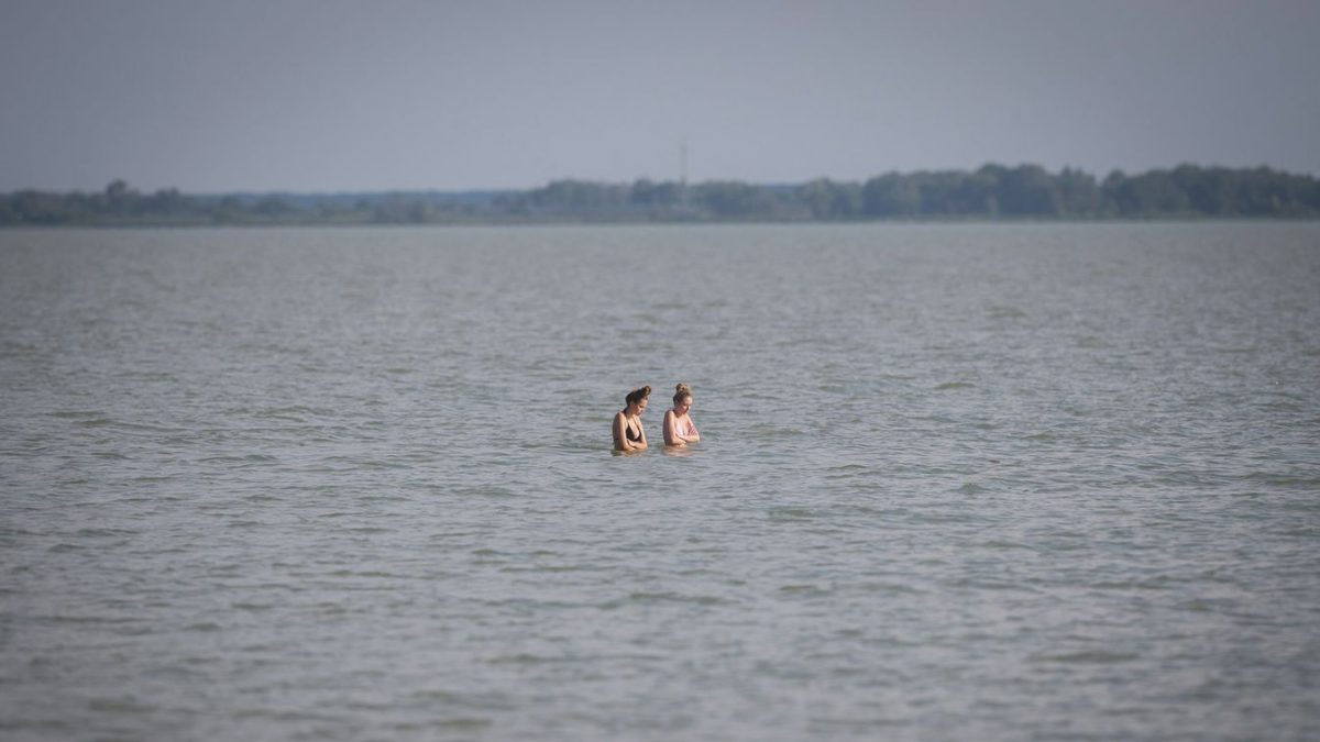 Rejtélyes támadás a Balatonban: Férfit megcsípte valami a vízben