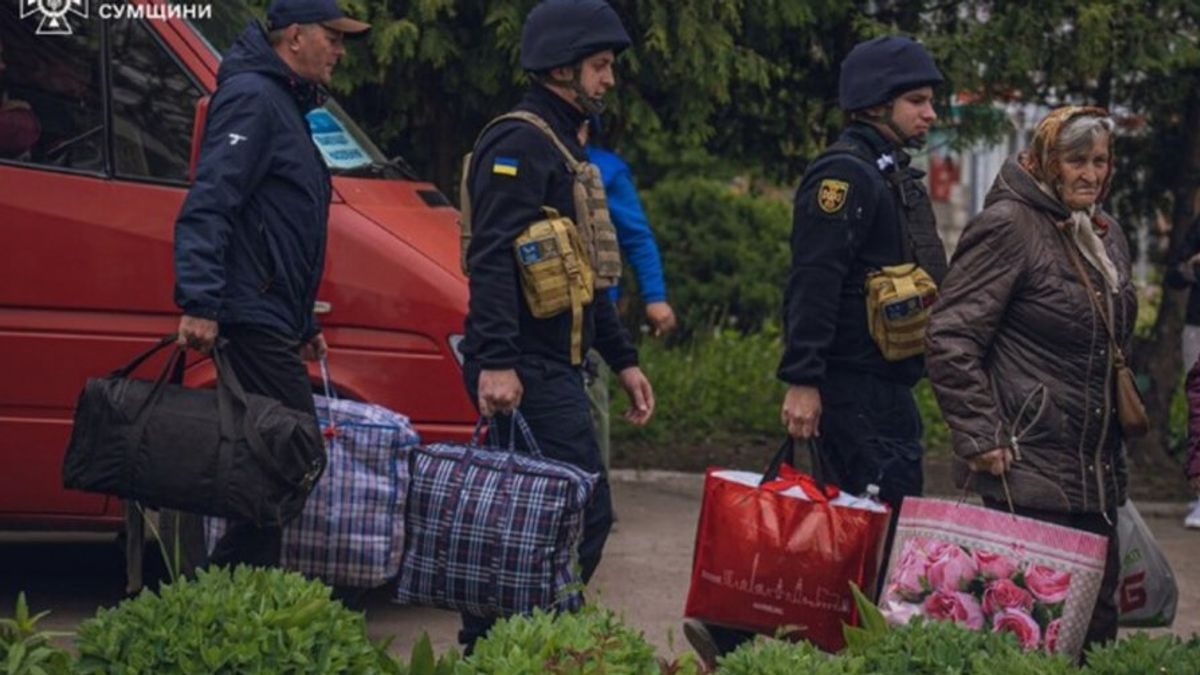 Az "Etnikai Konfliktus Ukrajnában: Ukrajnákoz kitelepítik az orosz légicsapások miatt" cím hatásos lenne a témára fókuszálva.