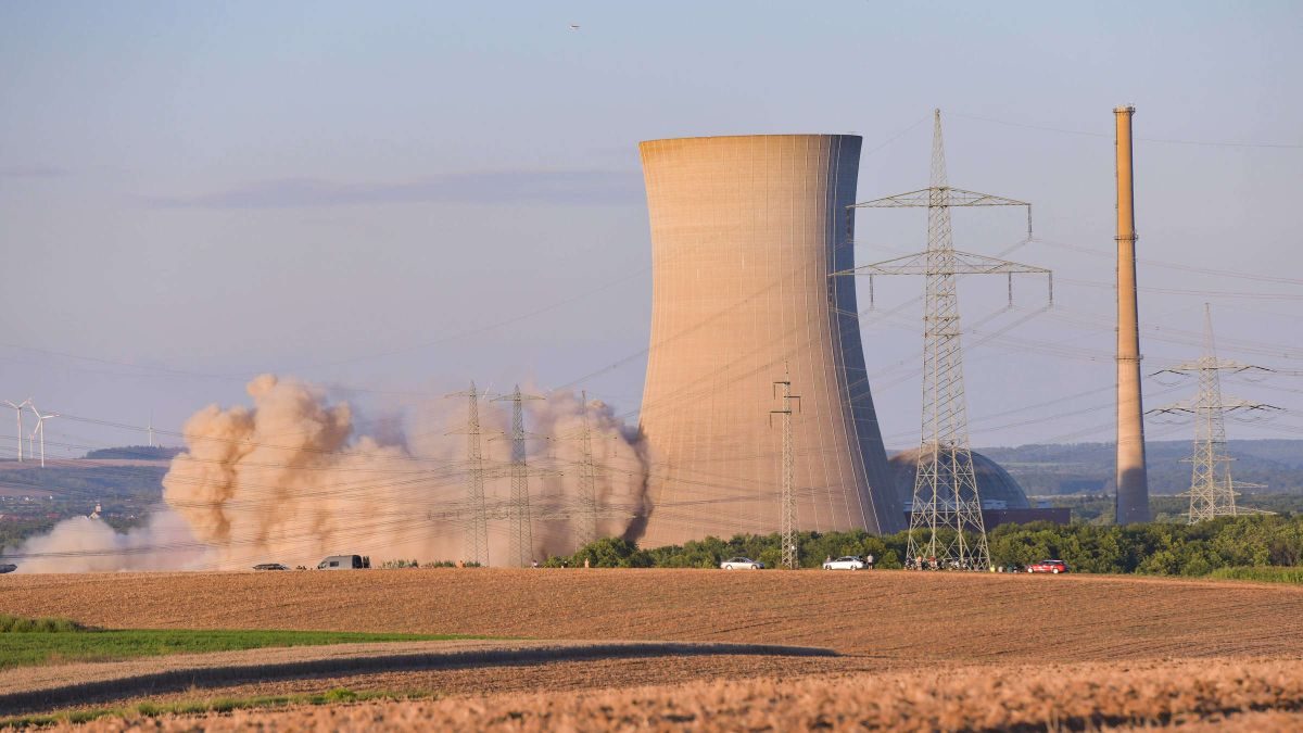 Félelmetes videó: felrobbantották egy német atomerőmű hűtőtornyait