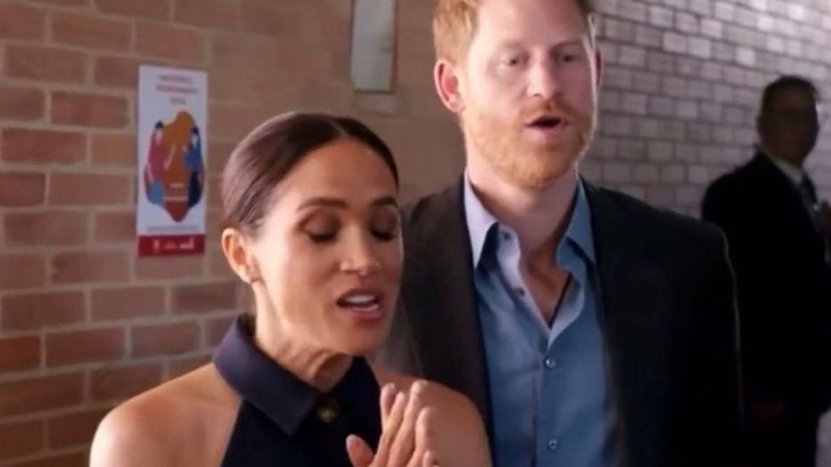 A királyi pár botránya: Meghan kikosarazta Harry herceget a kamerák előtt