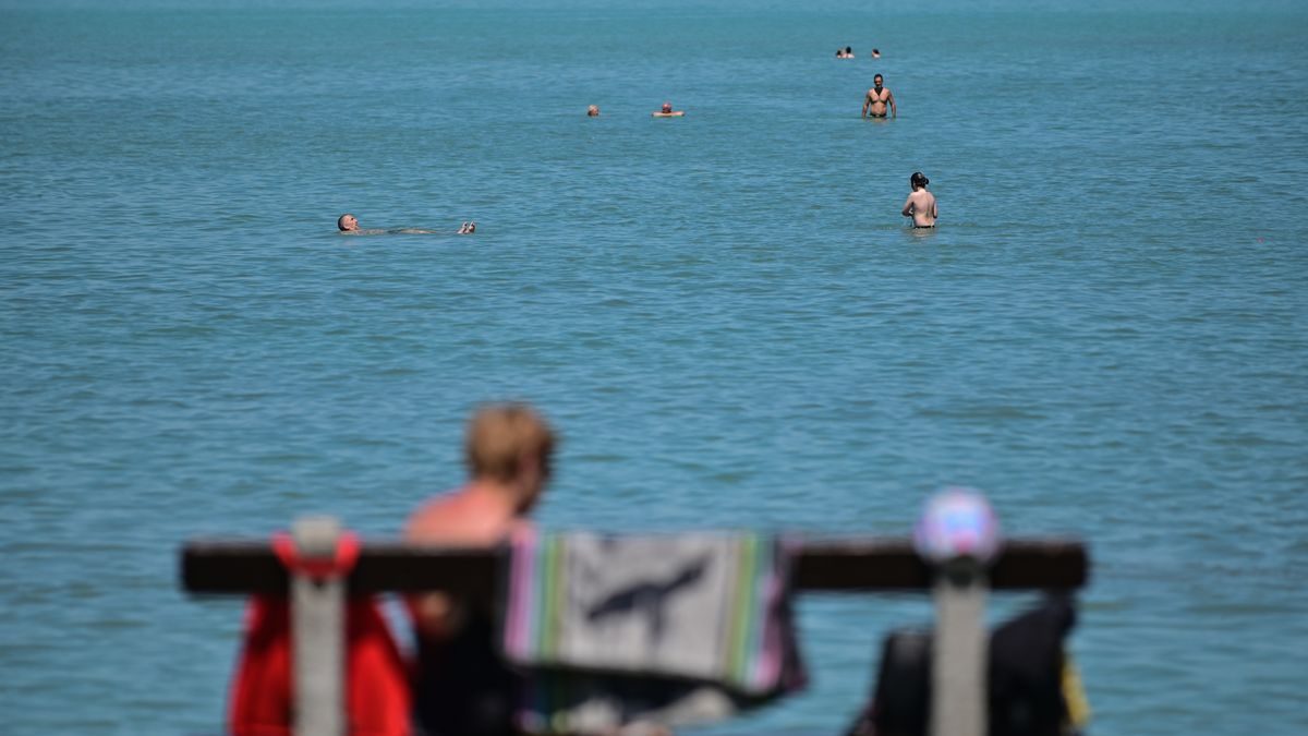 A halálos áldozatot követelő tragédia a Balatonban: Elkezdett fürdőzőt nyelt el Siófok partjainál