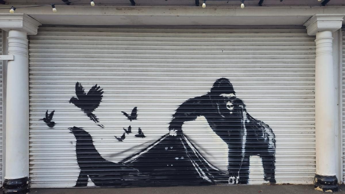 Banksy lepették videón? Ütközés a híresség és a rejtély között