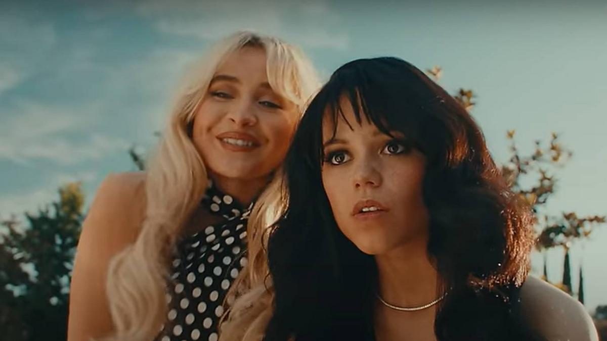 Az érzelmi töltéssel teli Jenna Ortega megrázó videója: Sabrina Carpenter megcsókolása és megölése