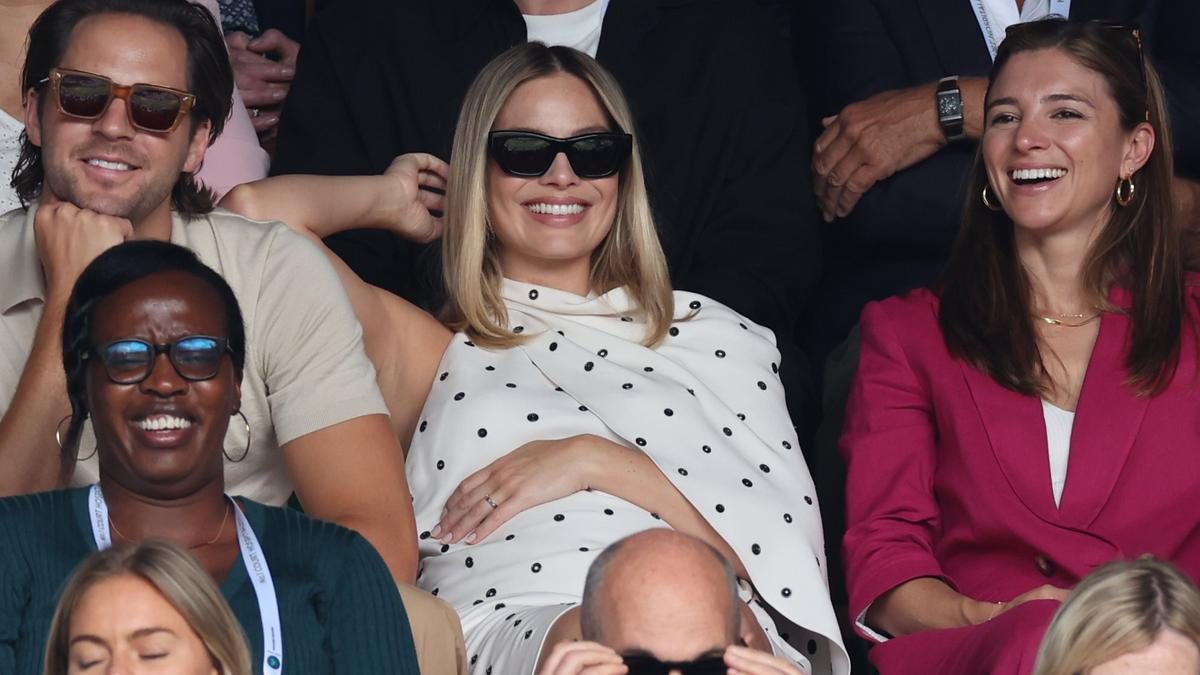 A Szuperhősnő Bikiniben: Margot Robbie büszkén mutatja kismamaként gömbölyödő pocakját a strandon