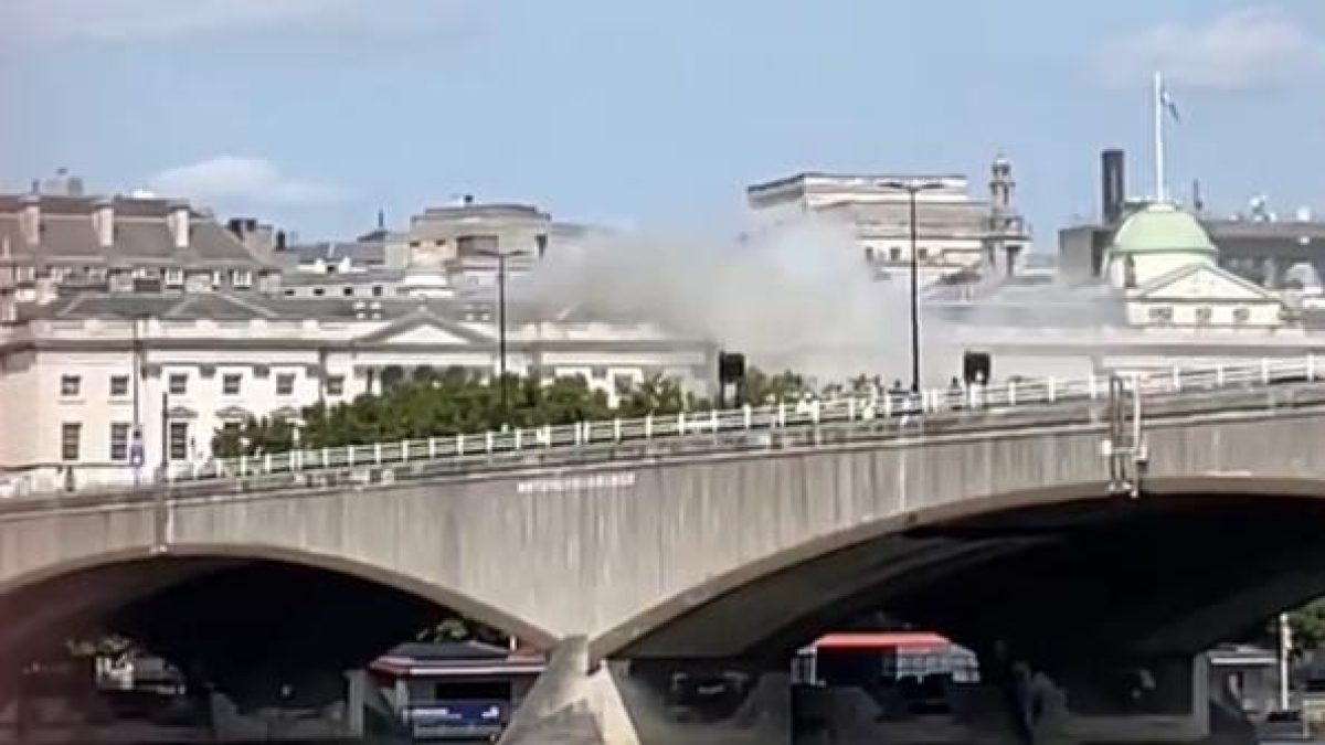 Kigyulladt London egyik ikonikus épülete, küzdenek a tűzoltók a lángokkal - videó