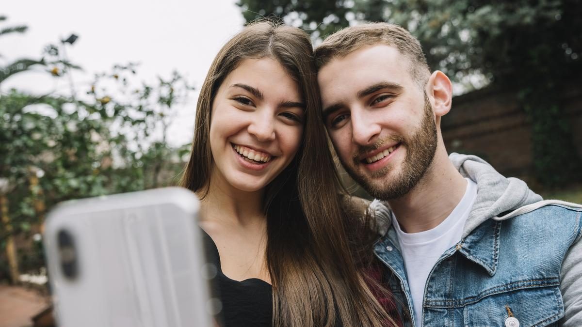 Miért válik ismeretlenné a flörtölés a Z generáció számára? Egy szakértő válaszol