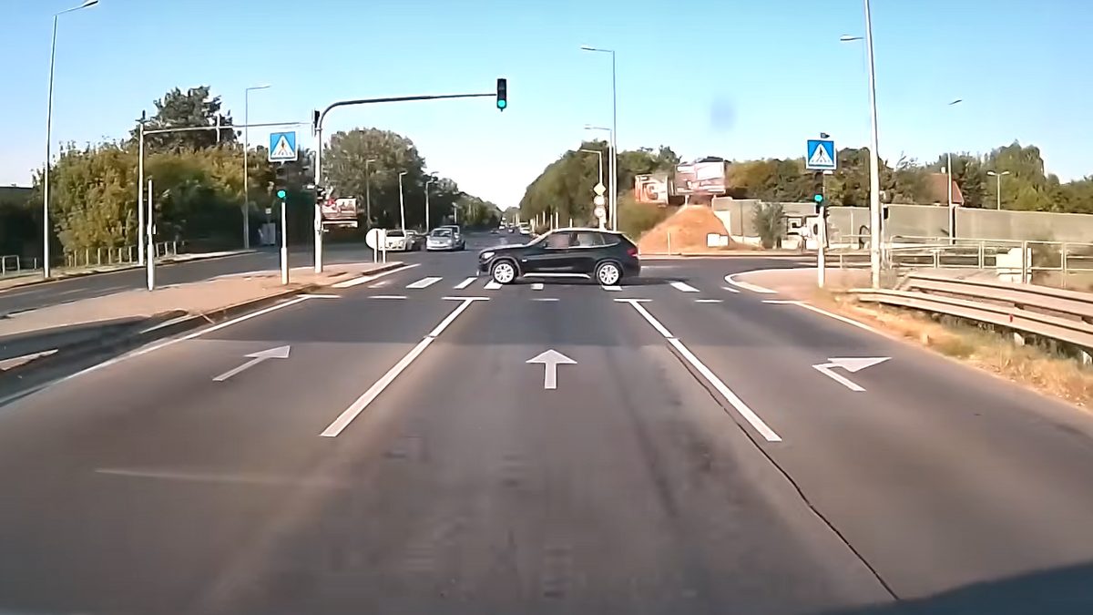 Veszélyes szabálytalanság a zebrán – figyelemfelhívó videó a budapesti BMW-s sofőrről