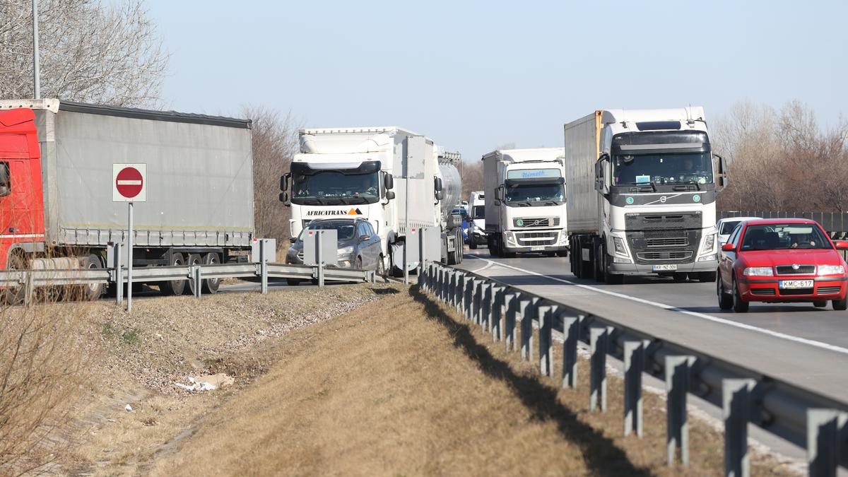 A hőhullám miatt felfüggesztik a kamionstopot