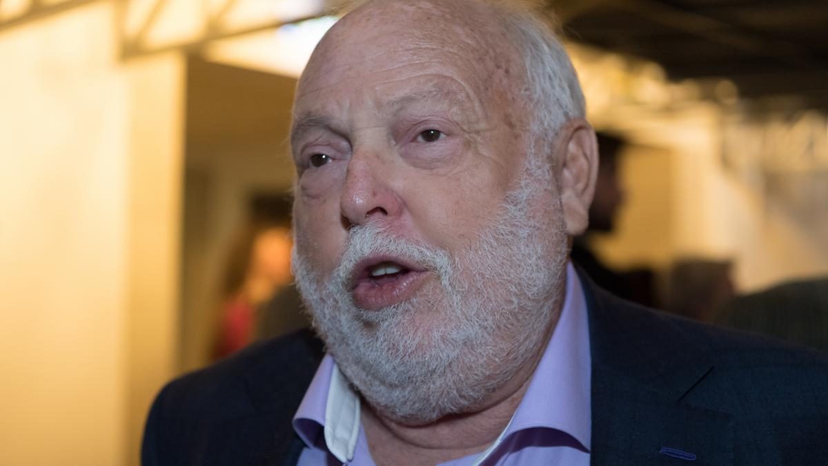 Andy Vajna emlékét ünnepelve: virágcsokor a sírján 80. születésnapján - fotó