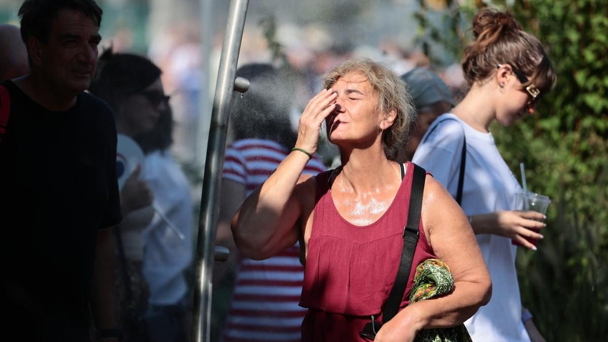 A cím: "Másodfokú hőségriasztás figyelmezteti az embereket a forróságra