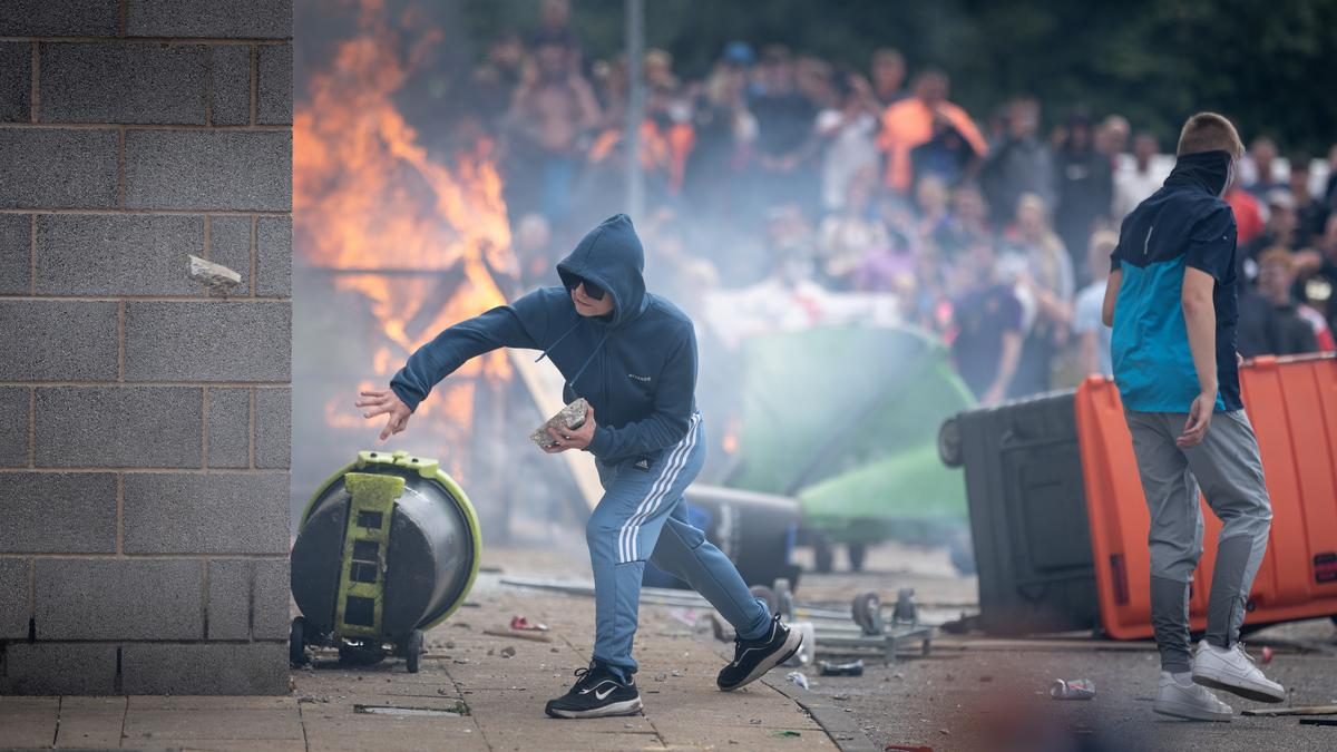 Élesedő feszültség és erőszak briteknél - Megdöbbentő fotók a polgárháborús környezetből