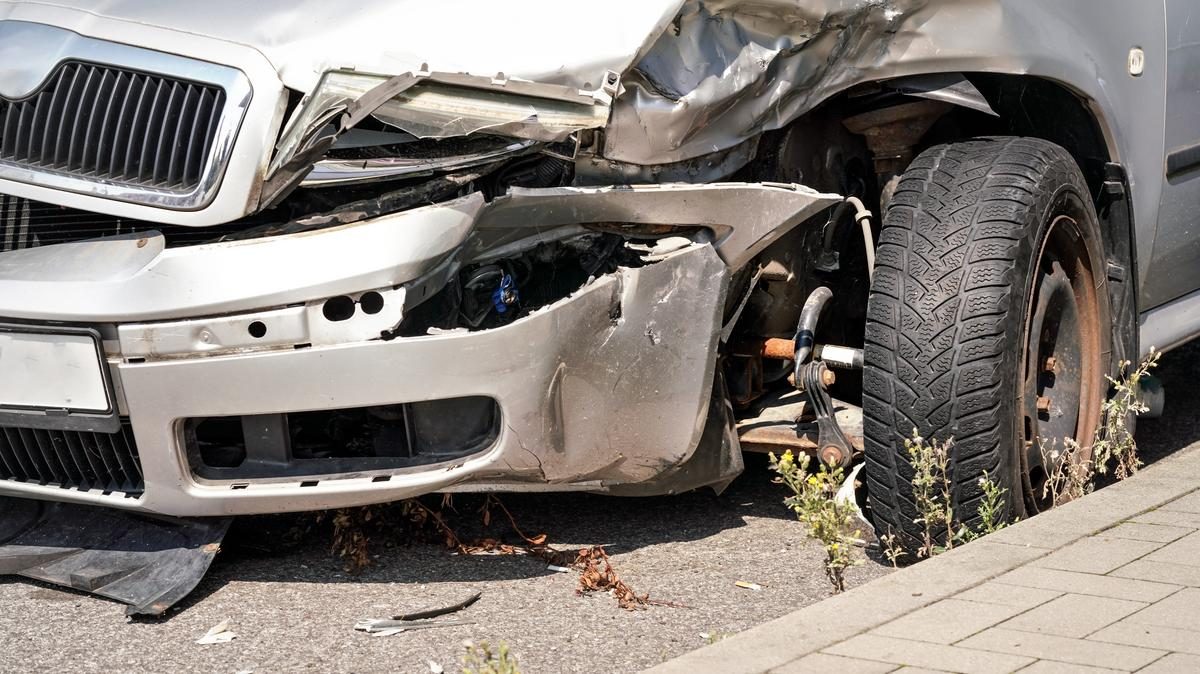 Az e célra a következő hatásos címet ajánlom: “Videón rögzített merész cselekedet: Sofőr lehúzta kiszakadt autója motort az útról