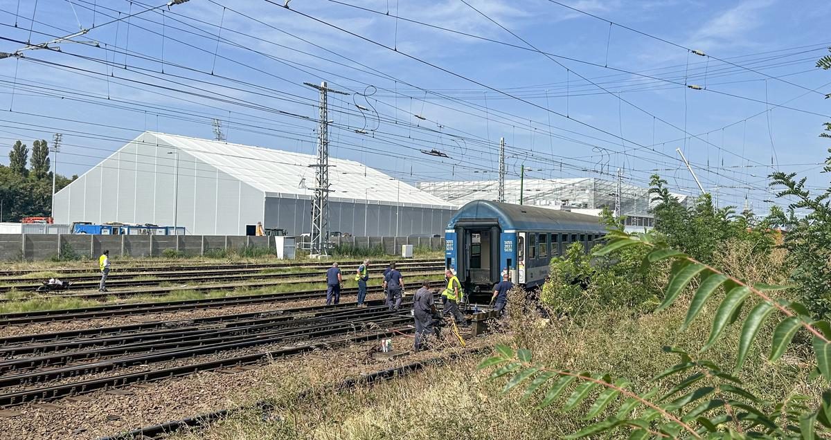 Kisiklott vonat mentése a Keletinél: drámai képek a helyszínről