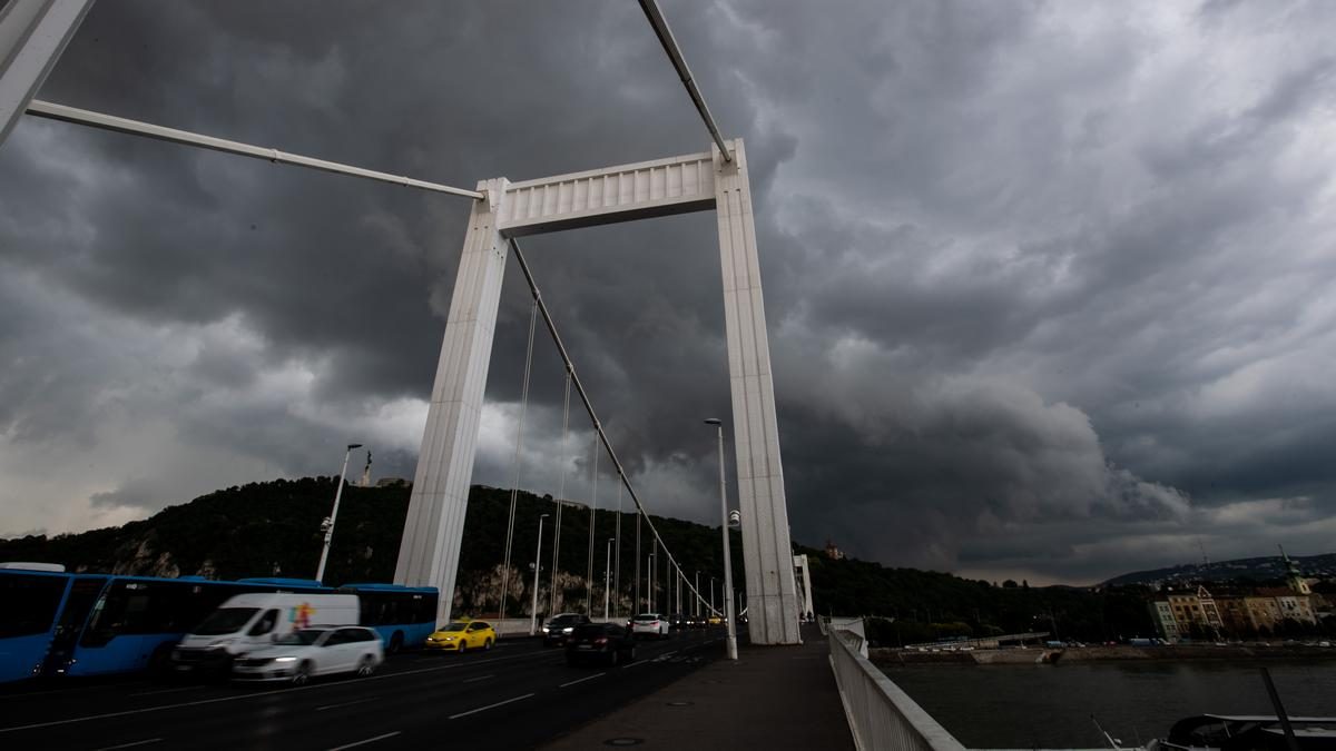 Szörnyű vihar Budapesten: Fiatalokat sodort a Dunába