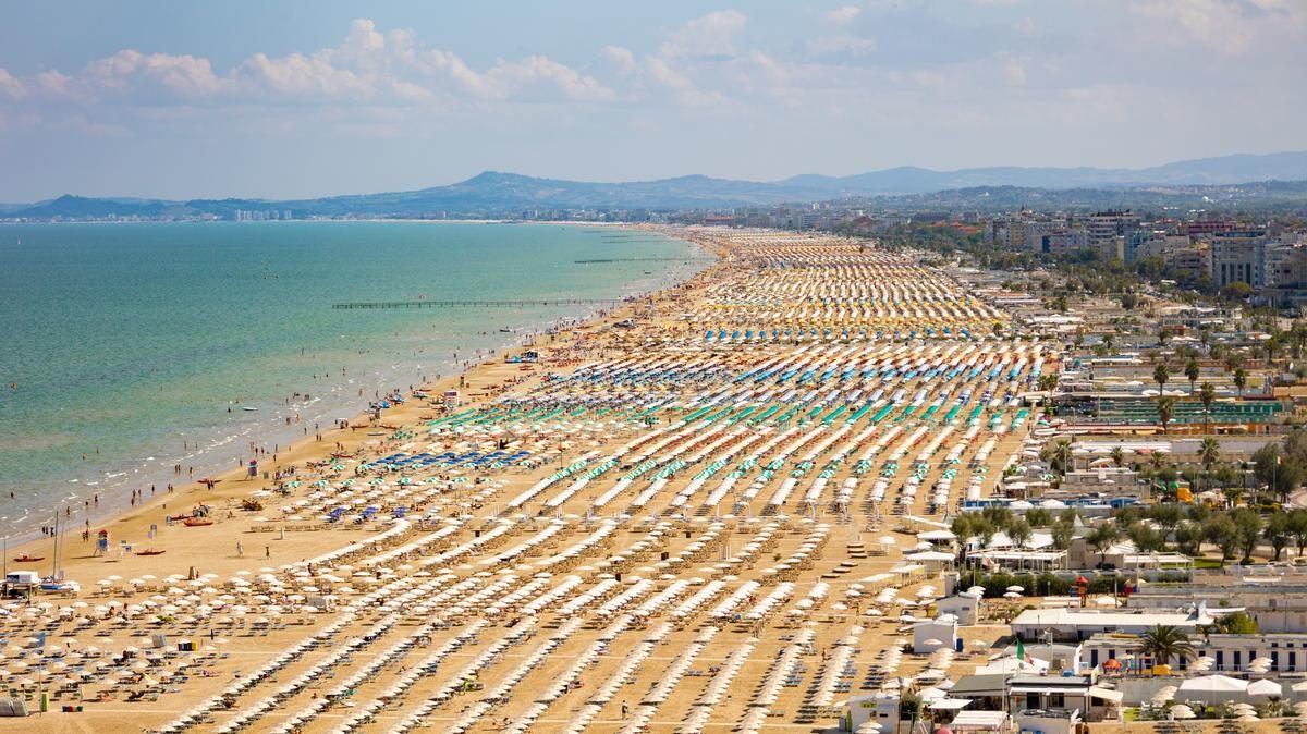 Sztrájkoló olasz stranddolgozók blokkolják a napernyők megnyitását