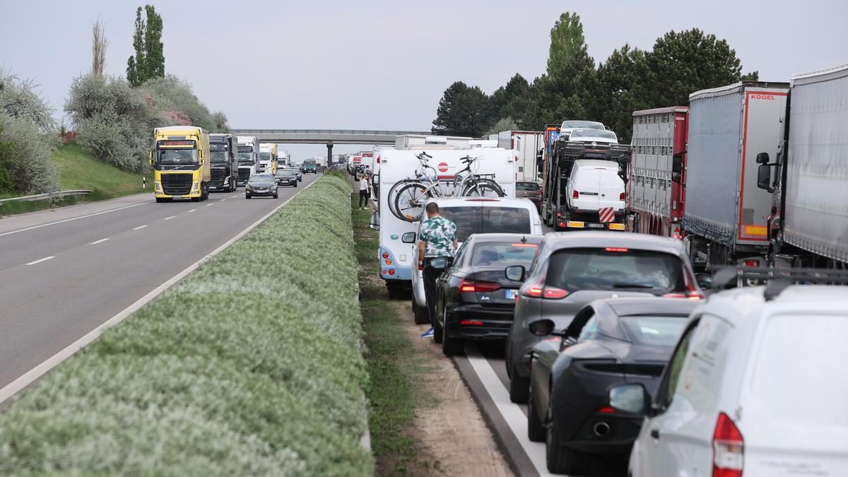 Az útjainkon kavarodást okozó tűzoltóautó konvoj rejtélyes célja: kívülről be nem látható forgatókönyv