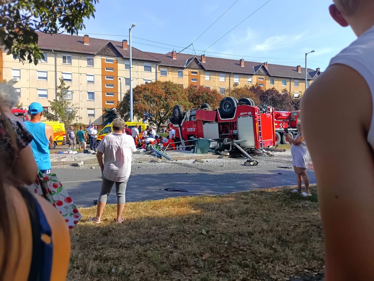 Villamosmegállóban történt durva baleset: felborult egy tűzoltóautó Szegeden