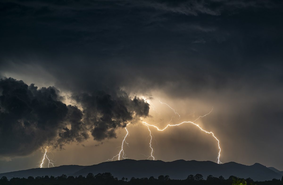 Viharriadó! A meteorológiai szolgálat figyelmeztetést adott ki a közelgő nagy viharok miatt