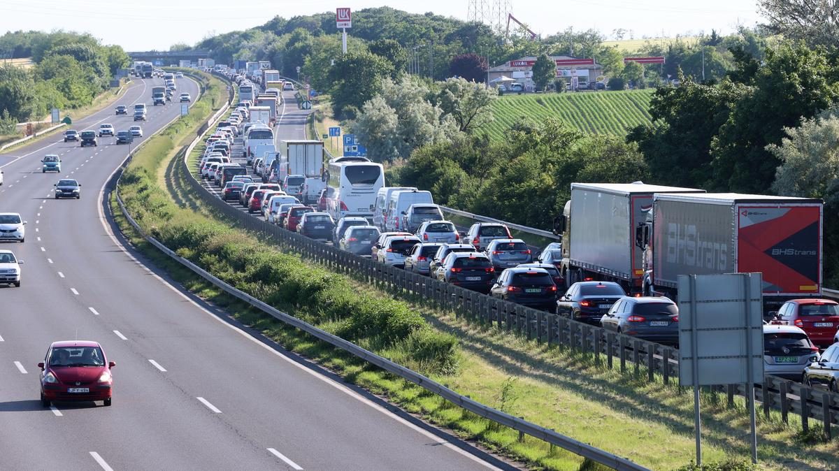 A drámai cím: "Drasztikus beavatkozás az M7-esen: mentőhelikopter az útlezárás miatt