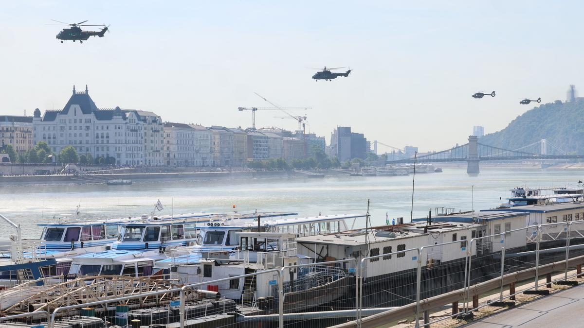 Ütőképes látvány Budapest égen: Harci helikopterek a város felett – Exkluzív fotók