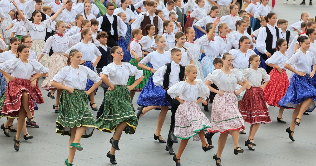 Izgalmas pillanatok: 600 gyermek táncolt együtt a Kossuth téren – nézd meg a legjobb fotókat!