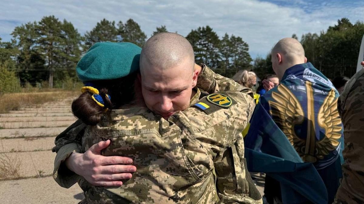 Hatalmas méretű orosz-ukrán hadifogolycsere: megható pillanatok a hazatérésről