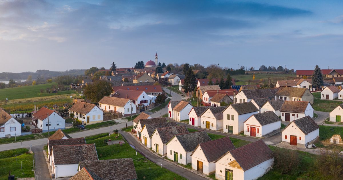 A Varázslatos Palkonya: Gazdag Pincesorok és Lélegzetelállító Kilátás Villányban