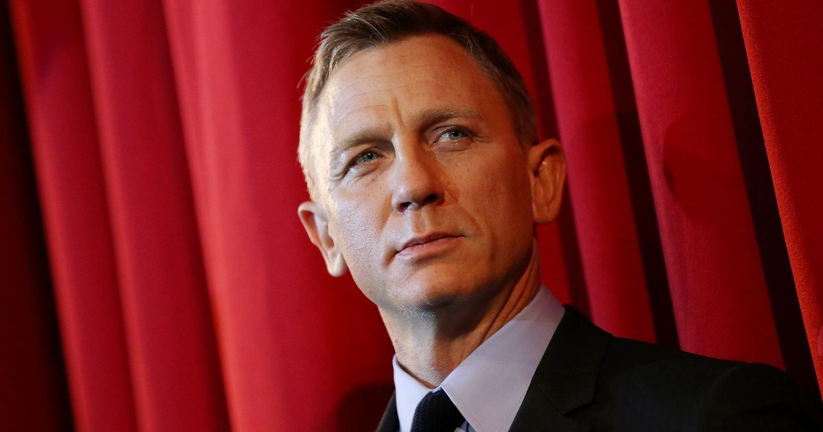 Daniel Craig új külsővel tűnik fel: hosszú, ősz hajjal az utcán kislányával és feleségével