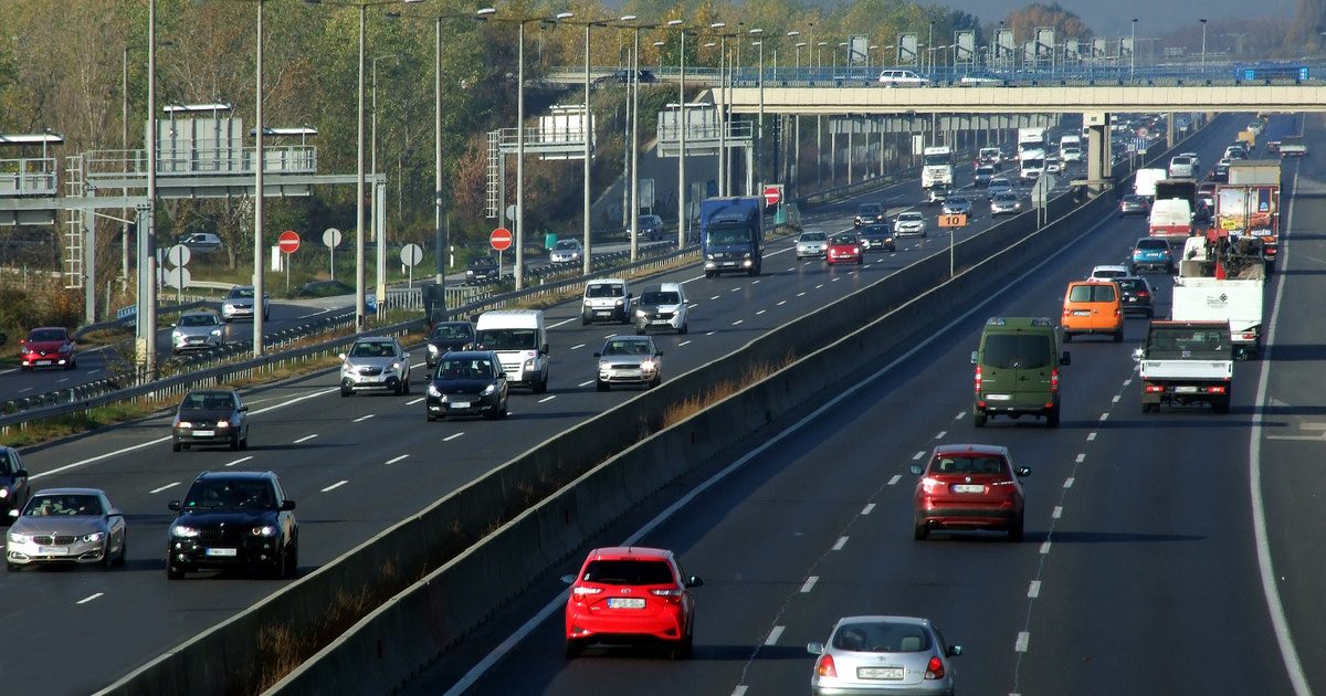 Az “Anglia tervezi az új útdíj bevezetését: autósokra szabnák a megtett kilométerek fizetését” címet javaslom.