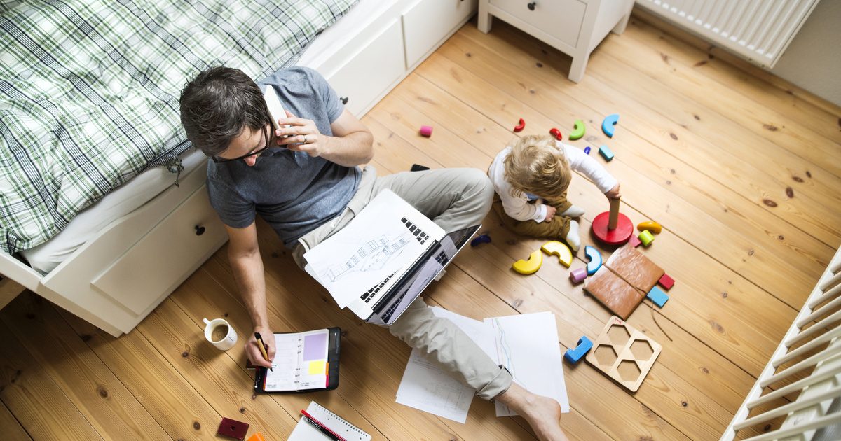 Az internet imádja az apuka zseniális home office megoldását a baba mellett