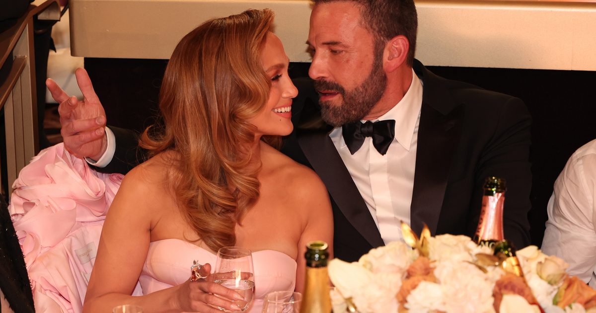 A szerelem újra lángra lobban: Jennifer Lopez és Ben Affleck csókolózva láthatók, a díva pedig a válása ellenére is a jegygyűrűjét viseli