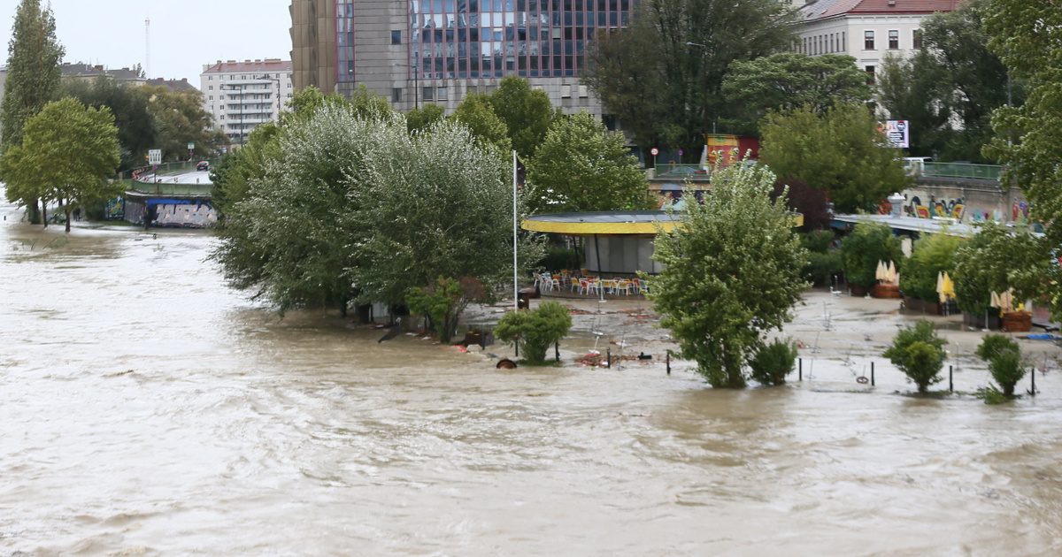 Az "Elárasztott osztrák A2-es autópályán zajló katasztrófa lenyűgöző videója