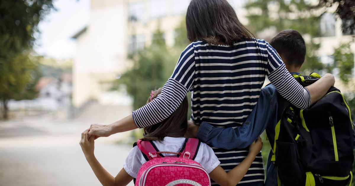 Hogyan kommunikálj a tanárral, ha a gyermek szorong az iskolában: pszichológusi tanácsok