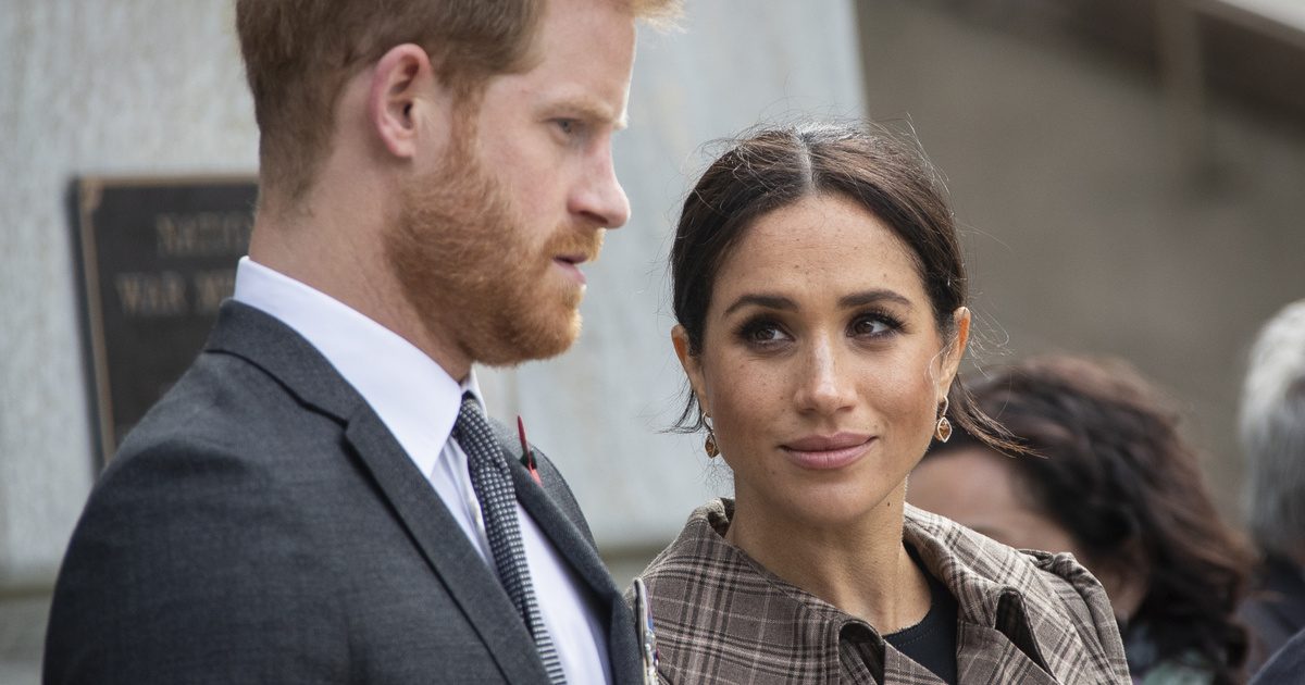 A királyi családon belüli feszültség: Meghan hercegné kénytelen otthon maradni a gáláról