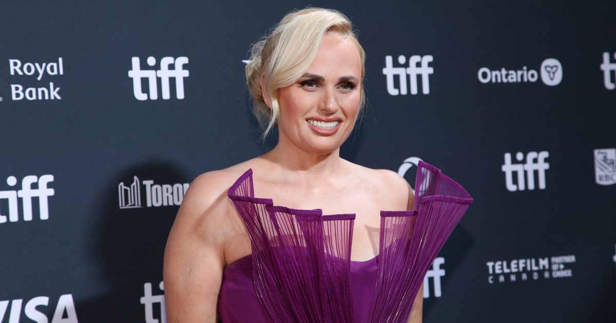 Különleges esküvő: Rebel Wilson menyasszonyi ruhában mondta ki az igent barátnőjének